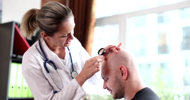 Trichologist Com Lupa Examina Paciente Careca Com Alopecia Clínica Conceito — Vídeo de Stock