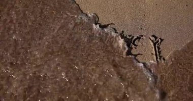 Deniz dalgası sahilde batan mesajları temizler. Dünya enflasyonu ve turizm sektörü krizi