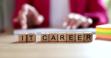 Bilgisayar klavyesinde daktilo yazan insan küpleri üzerine bilişim kariyeri kelimeleri. Bilgi teknolojisi ve bilgisayar uzmanı alanında çalış