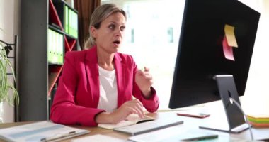 İnternet sorunu ya da e-posta ile kafası karışmış bir iş kadını. Ofis çalışanı donmuş bilgisayarla şok oldu ve dolandırıcılık veya virüs yüzünden kafası karıştı.