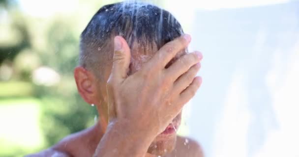Yakışıklı Adam Yazın Plajda Duş Alır Sıcak Bir Gün Serin — Stok video