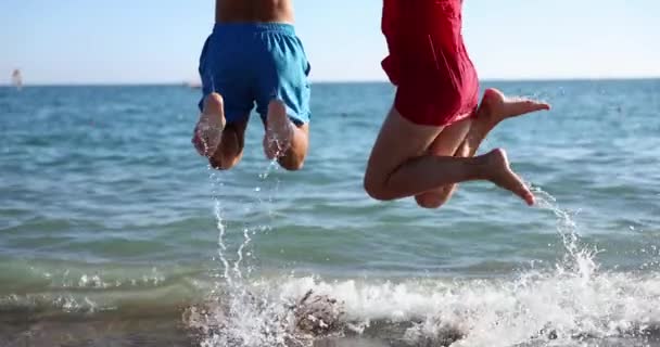 Benen Lyckligt Gifta Par Hoppar Havet Glada Känslor Turister Stranden — Stockvideo