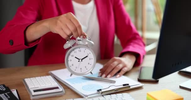 女老板在十点钟开了一个闹钟 时间管理截止日期和工作时间控制 — 图库视频影像