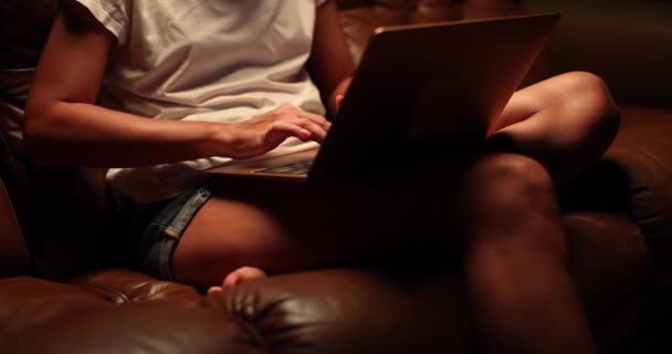 Mulher Senta Sofá Com Laptop Colo Mãos Femininas Digitando Teclado — Vídeo de Stock