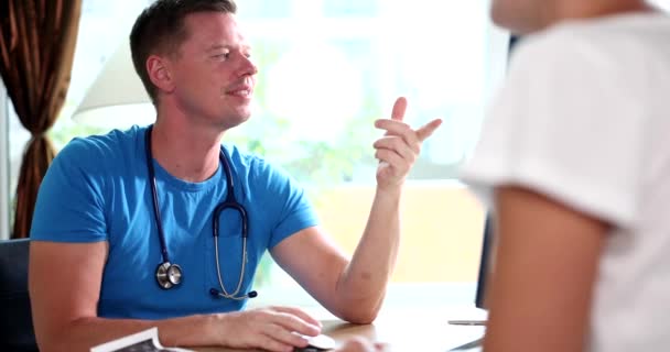 Gülümseyen Erkek Doktor Klinikteki Kadın Hastayla Iletişim Kuruyor Tıbbi Teşhisler — Stok video