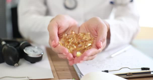 Ruce Lékaře Nutriční Drží Kapsle Omega Nebo Vitamín Pilulky Vitamin — Stock video