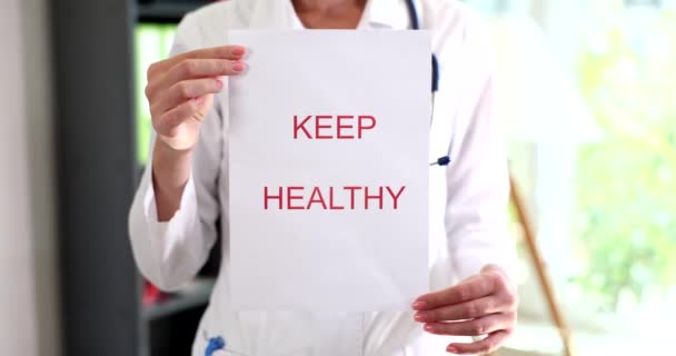 Cardiologo Terapeuta Nutrizionista Tiene Carta Con Iscrizione Mantenere Buona Salute — Video Stock