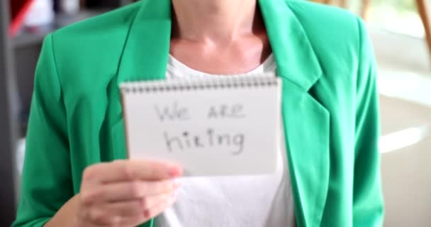 Bizneswoman Szef Trzyma Papier Napisem Zatrudniamy Poszukiwanie Pracy Udzielanie Wywiadu — Wideo stockowe