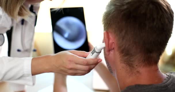 Otorhinolaryngologist Undersöker Tålmodigt Öra Genom Att Använda Digitalt Otoscope Med — Stockvideo