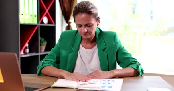 Forretningskvinde Træt Falder Søvn Arbejdspladsen Overarbejde Dårligt Helbredet – Stock-video