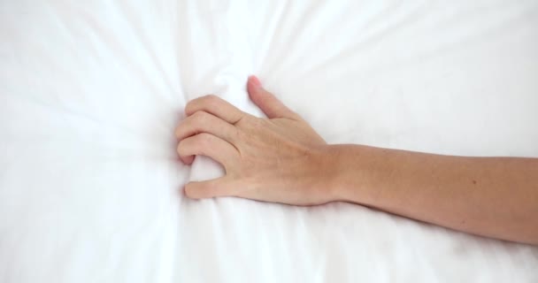 Mulher Mão Puxando Lençóis Brancos Luxúria Orgasmo Vida Íntima — Vídeo de Stock
