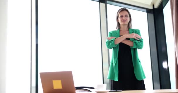 Mujer Negocios Hermosa Segura Una Oficina Moderna Consultor Negocios Jefe — Vídeos de Stock