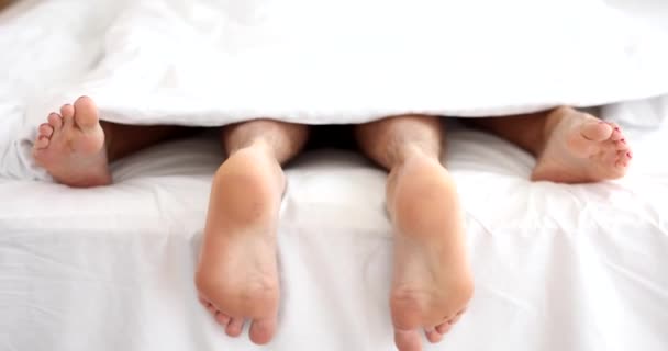 침대에 암컷의 다리를 클로즈업합니다 침대에서 아래서 섹스하는 좋아하는 커플들 — 비디오