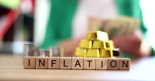 Инфляционное Слово Золотыми Слитками Бизнесменами Считающими Деньги Экономический Кризис Санкции — стоковое видео