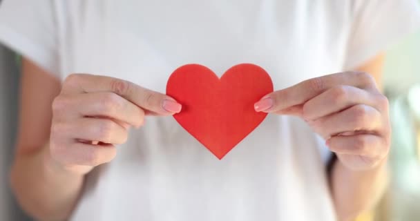 Vrouw Met Papieren Hart Met Gezondheidsconcept Liefde Romantiek Valentijn — Stockvideo