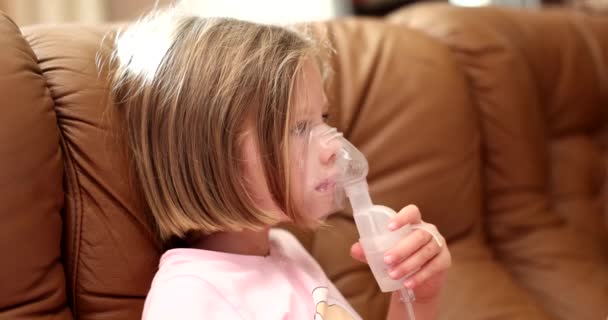 病気の子供の女の子はNebulizerを使用して吸入を行います 小児の気管支炎咳および喘息の治療 — ストック動画