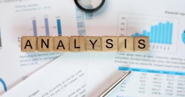 Finans sektörü raporundaki kelimelerin döküman analizi. Analitik grafik ve grafikler ve planlama kavramı