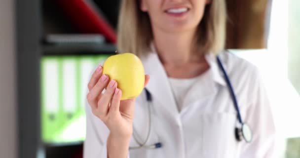Médico Terapeuta Nutricionista Detém Maçã Amarela Conceito Alimentação Saudável Estilo — Vídeo de Stock