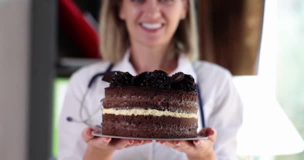 Glimlachende Dokter Voedingsdeskundige Houdt Chocoladetaart Voordelen Voor Suiker Schade Aan — Stockvideo