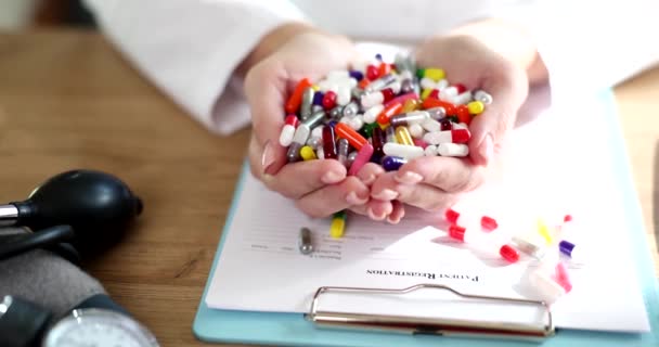 医者は多色の丸薬をたくさん手に持っています 治療と薬の選択 — ストック動画