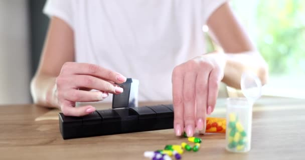 Kvinnliga Händer Sorterar Piller För Varje Dag Närbild Medicinska Piller — Stockvideo