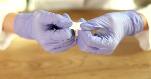 Handschuh Arzt Öffnet Zäpfchen Für Vaginalen Gebrauch Medizinische Zäpfchen Und — Stockvideo