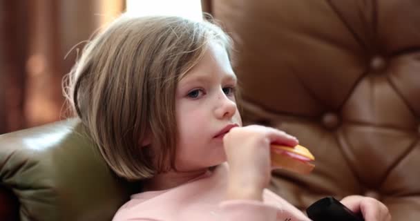 소녀의 모습은 치즈와 소시지 샌드위치를 먹는다 아이들을 찾아서 — 비디오