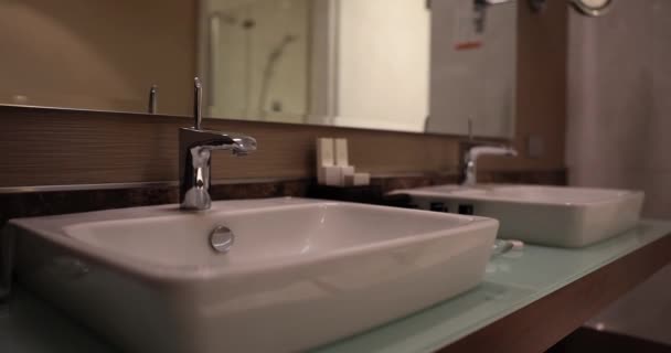 Nahaufnahme Von Zwei Waschbecken Mit Wasserhähnen Hotelzimmer Auswahl Stilvoller Sanitärartikel — Stockvideo