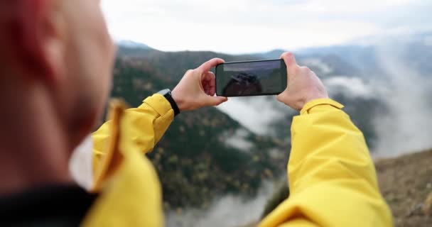 Fotoğrafçı Turist Blogcusu Elinde Cep Telefonu Ile Sis Dağı Nda — Stok video