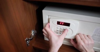 Ev ya da ofis için küçük bir dijital kasa açmak üzere. Otel kasası dolapta ve turistlerden para çalıyor.