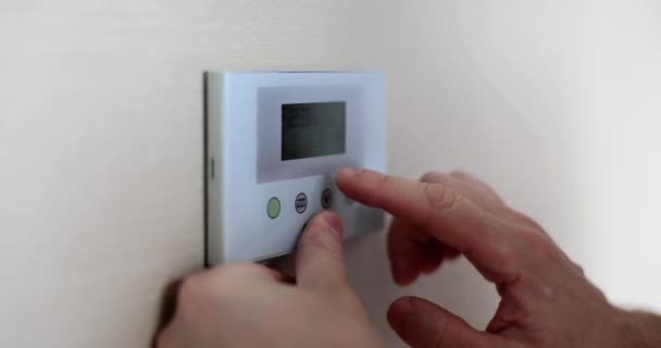 人の手の閉鎖は デジタルサーモスタット上の室温を調整します 部屋の気候制御 — ストック動画