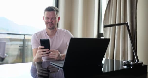 Šťastný Radostný Pohledný Chlap Drží Smartphone Pomocí Line Aplikace Gadget — Stock video