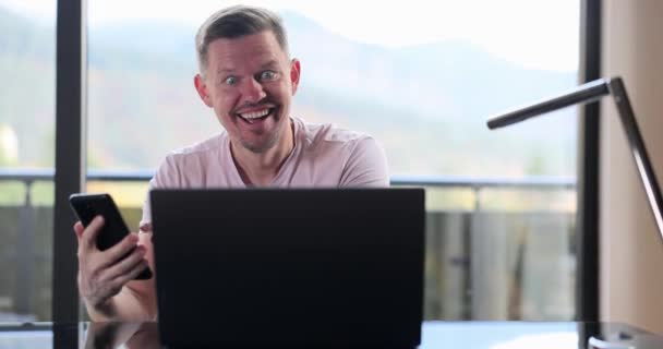 Homem Senta Mesa Mail Smartphone Laptop Faz Sim Gesto Sente — Vídeo de Stock