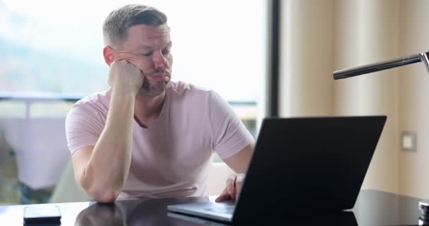 Martwił Się Smutny Człowiek Patrząc Ekran Laptopa Myśląc Rozwiązaniu Problemu — Wideo stockowe