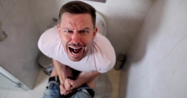 Man Lijdt Aan Diarree Constipatie Aambeien Zittend Toilet Thuis Emotiepijn — Stockvideo