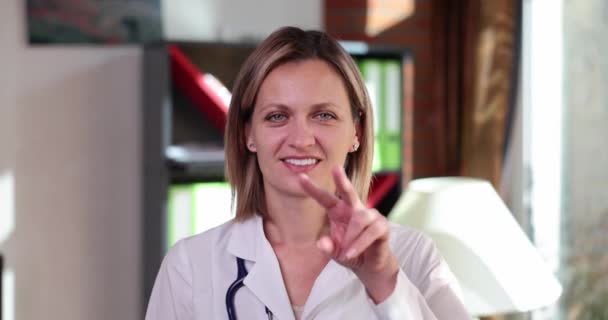 Ženský Doktor Dvěma Prsty Ukazuje Gesto Aby Podíval Očí Usměvavý — Stock video