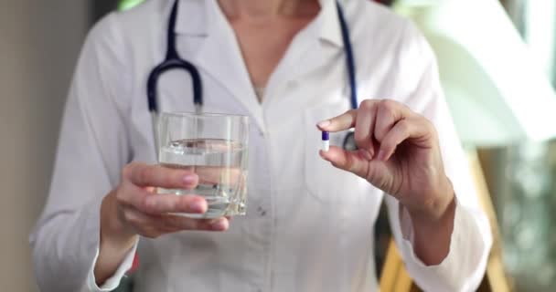 Руки Врача Дающего Медицинские Таблетки Стакан Воды Правила Приема Лекарств — стоковое видео