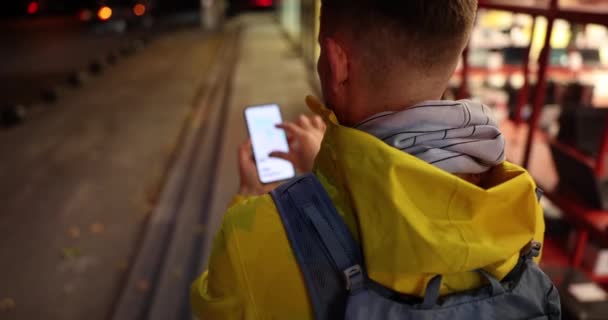 Mužský Turista Používá Navigaci Městě Aplikaci Map Plánování Cesty Místa — Stock video