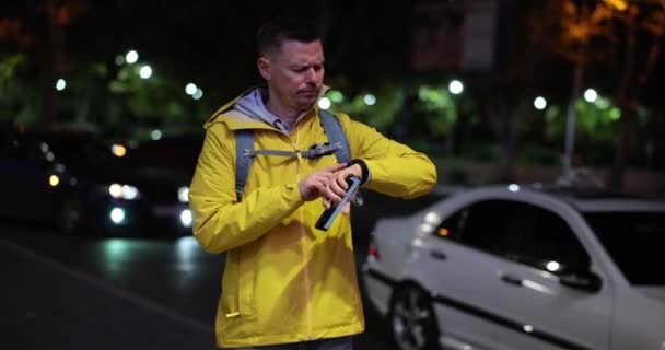 Недовольный Турист Смотрит Часы Стоящие Улице Эмоции Ожидании Встречи — стоковое видео