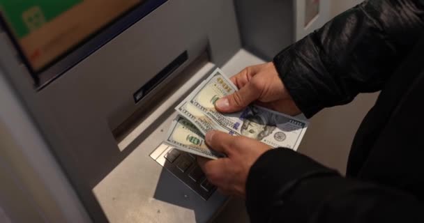 Man Telt Dollars Van Geldautomaat Uurs Service Opname Van Contanten — Stockvideo