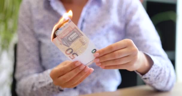 Деловая Женщина Деньгами Руках Сжигает Банкноты Евро Финансовая Инфляция Европе — стоковое видео