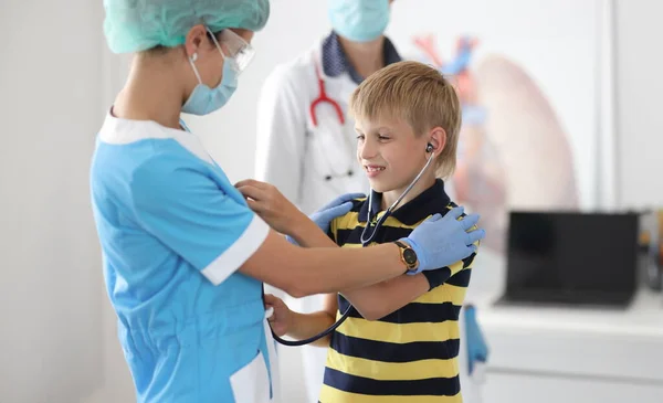Gyerek Orvosnál Sztetoszkóppal Próbálkozik Gyermekek Megközelítése Gyermekorvos Kinevezésének Koncepciójában — Stock Fotó