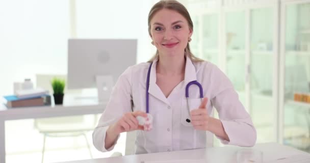 Γυναίκα Γιατρός Στο Γραφείο Γιατρό Κατέχει Συνταγογραφούμενα Χάπια Στην Κλινική — Αρχείο Βίντεο