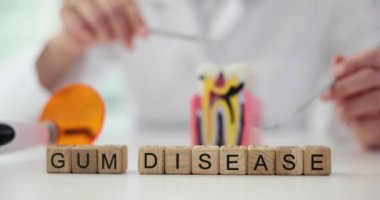 Diş hekimi ve diş eti hastalıkları ve diş sağlığı kliniğinde. Sakız ağrısı ve iltihap.