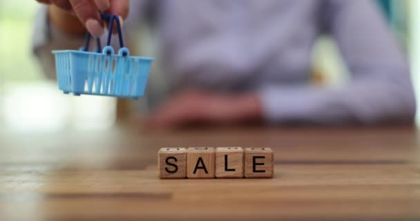 Käufer Legt Das Wort Verkauf Den Warenkorb Aktionen Mit Rabatten — Stockvideo
