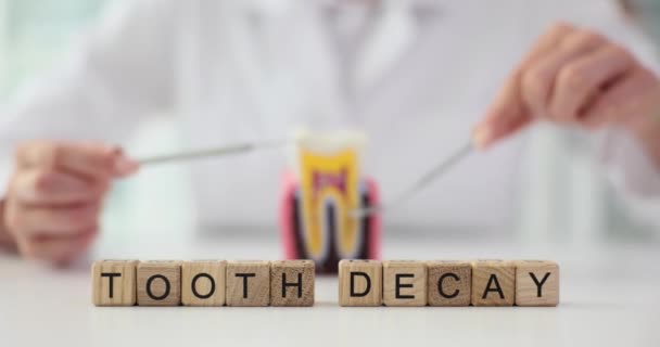 Läkare Och Konstgjord Tand Modell Med Hjälp Dentala Instrument Ord — Stockvideo