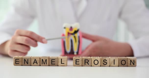 Erosie Van Emaille Woord Tandarts Met Tanden Probleem Met Tandglazuur — Stockvideo
