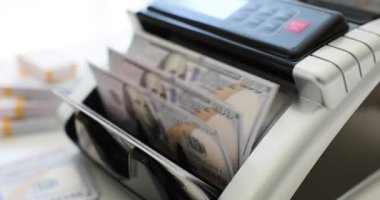 Kağıt para hesaplamak için nakit sayma ekipmanı. Bankacılık mali işlemleri için otomatik mekanizma