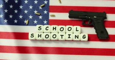 Silah ve kurşunla kelime okulu vurulması. Otomatik tabancalı Amerikan bayrağı