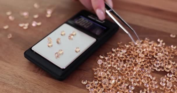 장갑을 착용하는 Gemologist는 스케일에 다이아몬드를 조심스럽게 핀셋으로 귀중한 반짝이는 보석을 — 비디오